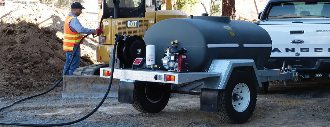 Portable fuel tank, refuelling mini excavator